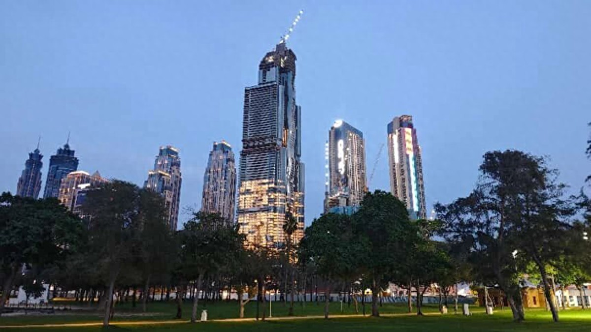 总用钢量超4万吨，迪拜哈布图尔超高层项目主体钢结构封顶-大连富泓机械有限公司