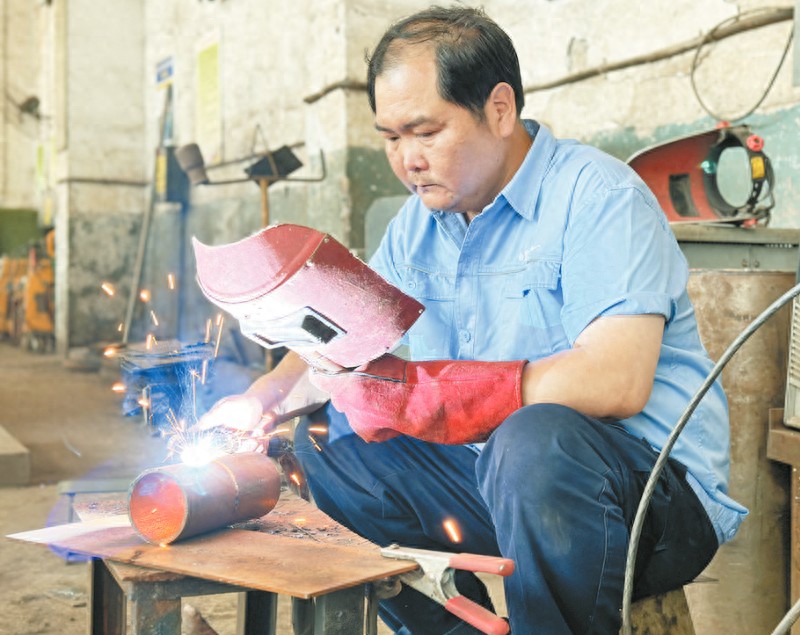 焊花闪烁 点亮奋斗人生——记白鹭集团大工匠、机修车间职工刘建民-大连富泓机械有限公司