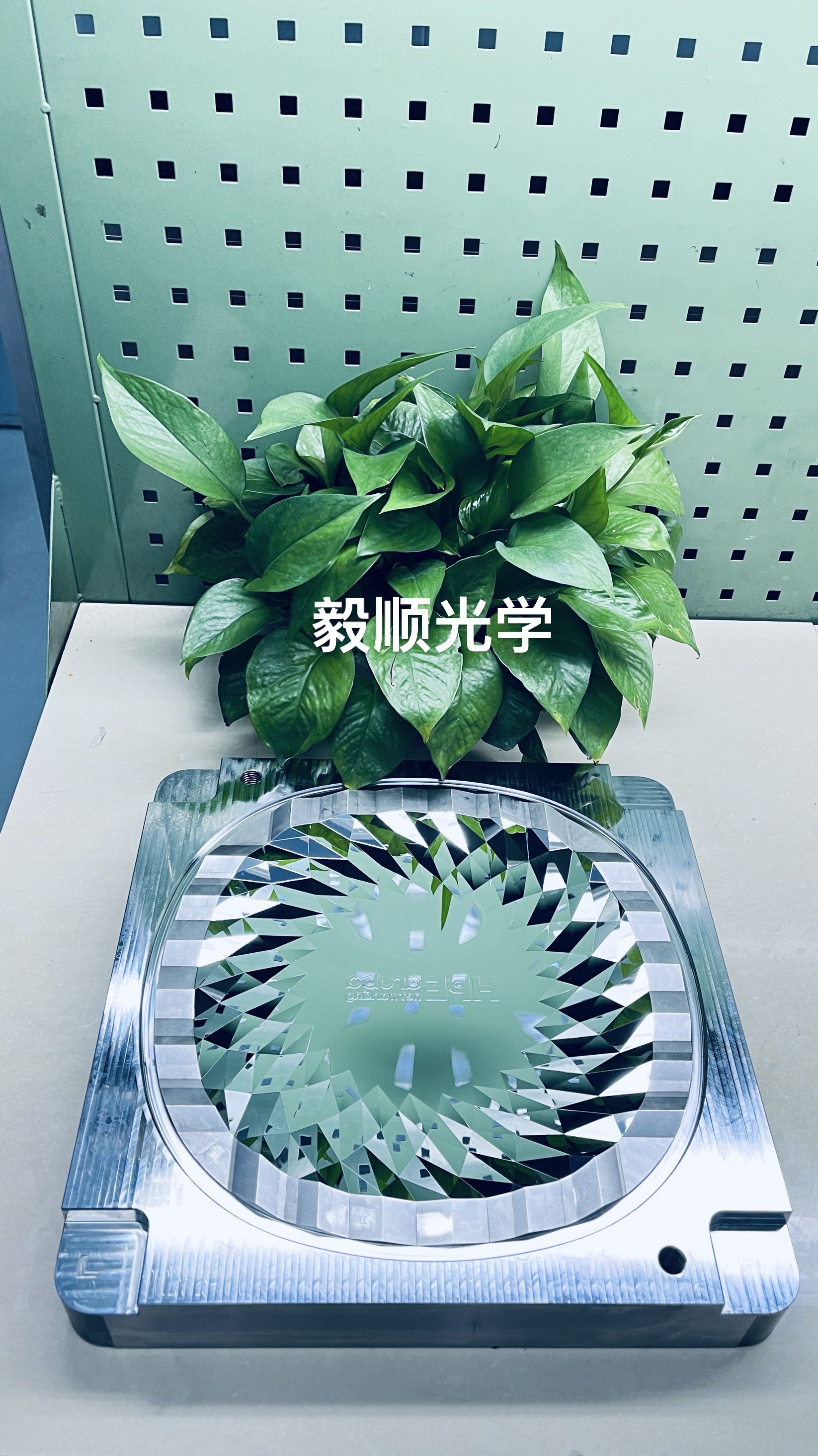 微米级镜面加工的技术与应用-大连富泓机械有限公司