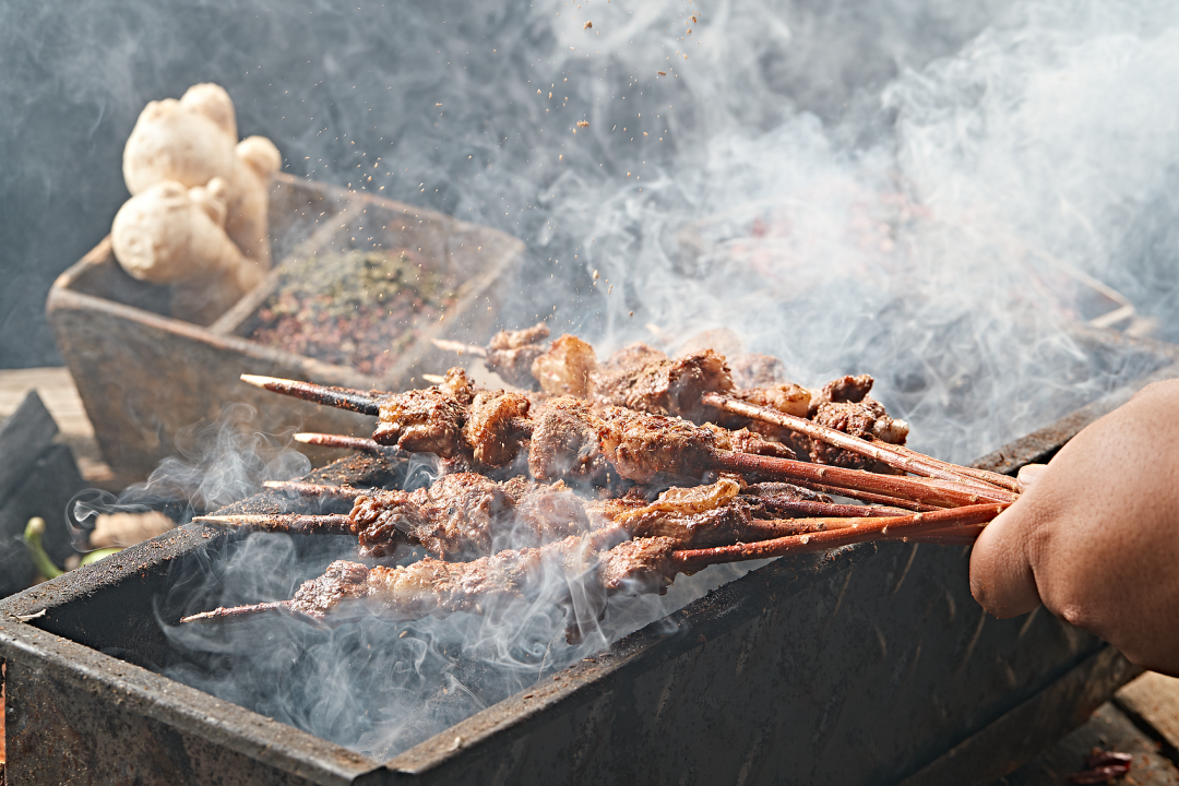 红柳枝烤羊肉串。（图/视觉中国）