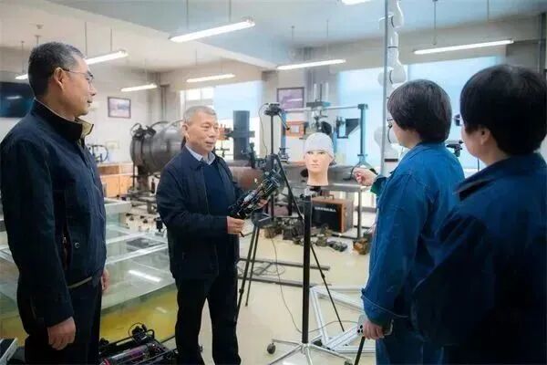 特种焊接机器人技术_为科研院所提供的特种材料铆焊实验服务_移动焊接机器人技术