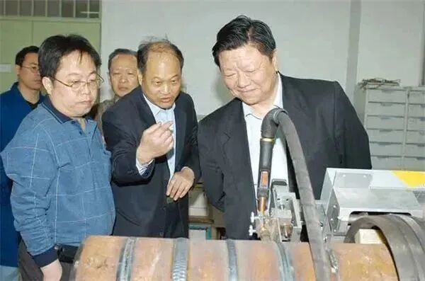 特种焊接机器人技术_为科研院所提供的特种材料铆焊实验服务_移动焊接机器人技术