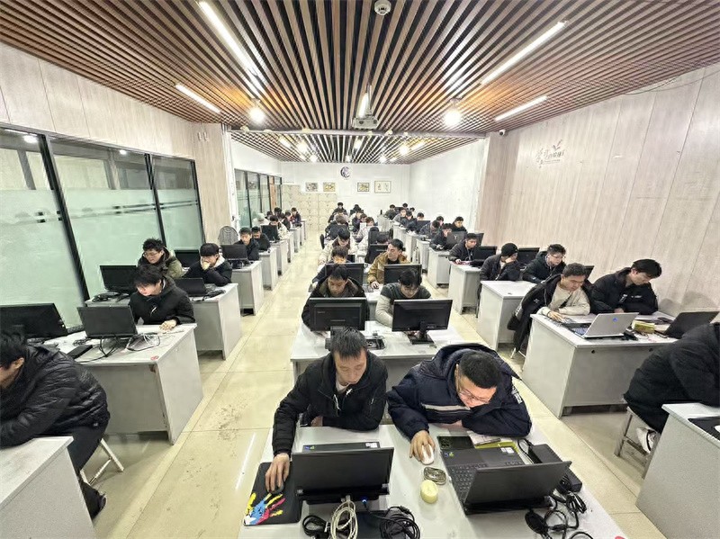 新手五轴培训学校有哪个,山东潍坊渤海职校解决机器等人难题-大连富泓机械有限公司