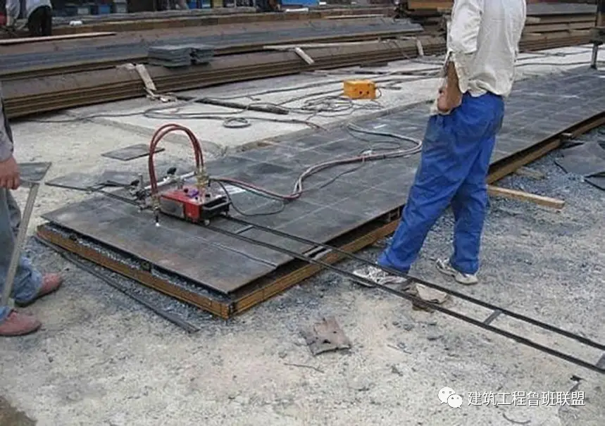 格构柱铆焊加工_基坑内支撑格构柱施工工艺_格构柱焊接技术规范